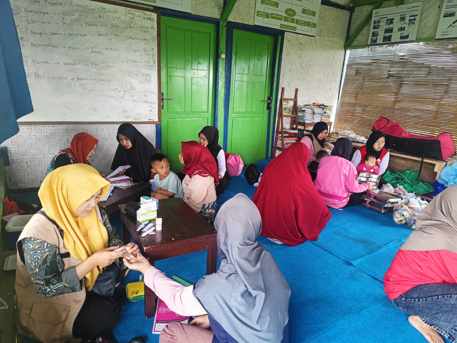 Ratusan Warga Desa Sukawangi Padati Layanan Kesehatan di Saung Ilmu Kampung Perubahan